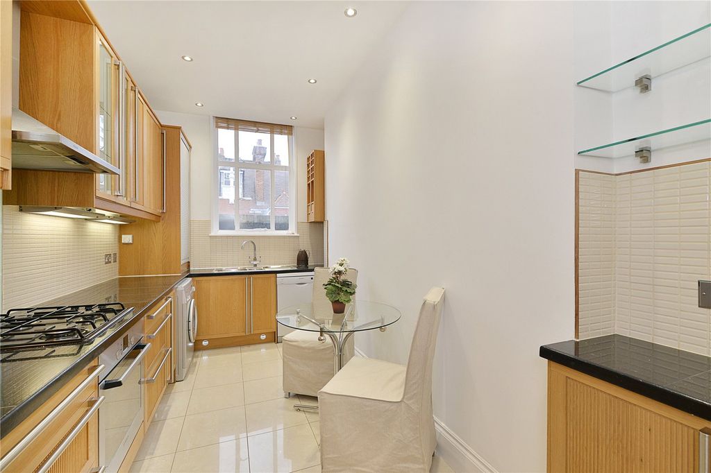 Property photo 3 of 10 Kitchen