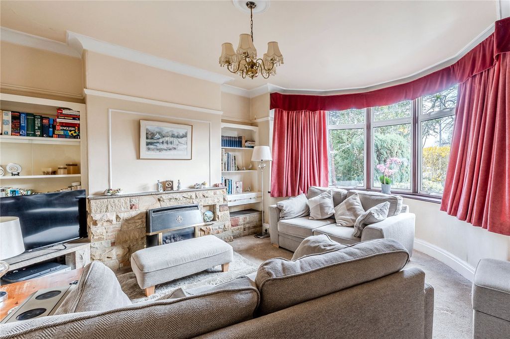 Property photo 3 of 18 Lounge