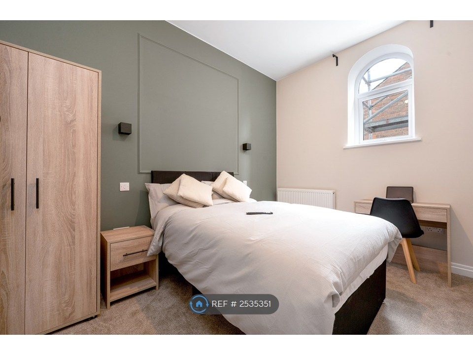 Property photo 1 of 7 Room 5