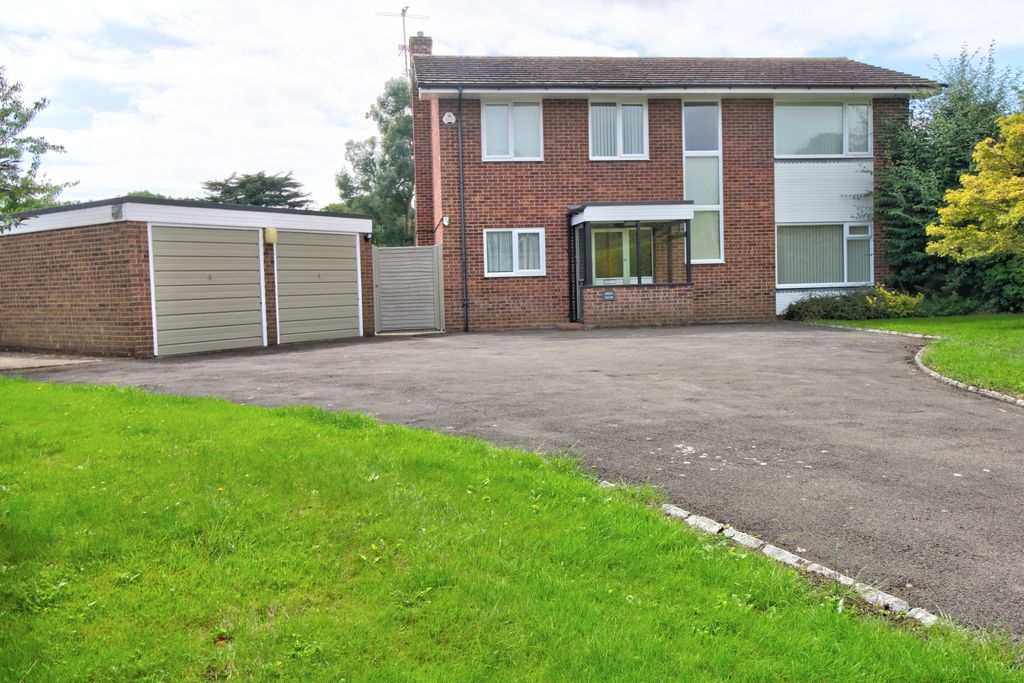 Property photo 2 of 27 Detached Family Home On Large Plot