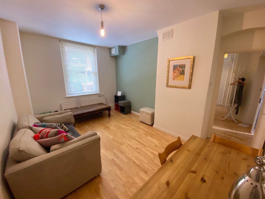 Property photo 1 of 8 Nelsons Are Proud To Present This Beautiful One Bedroom Flat Located On The First Floor Of A Purpose Built Development That Is Within Minutes Of A Elephant And Castle Underground Station.