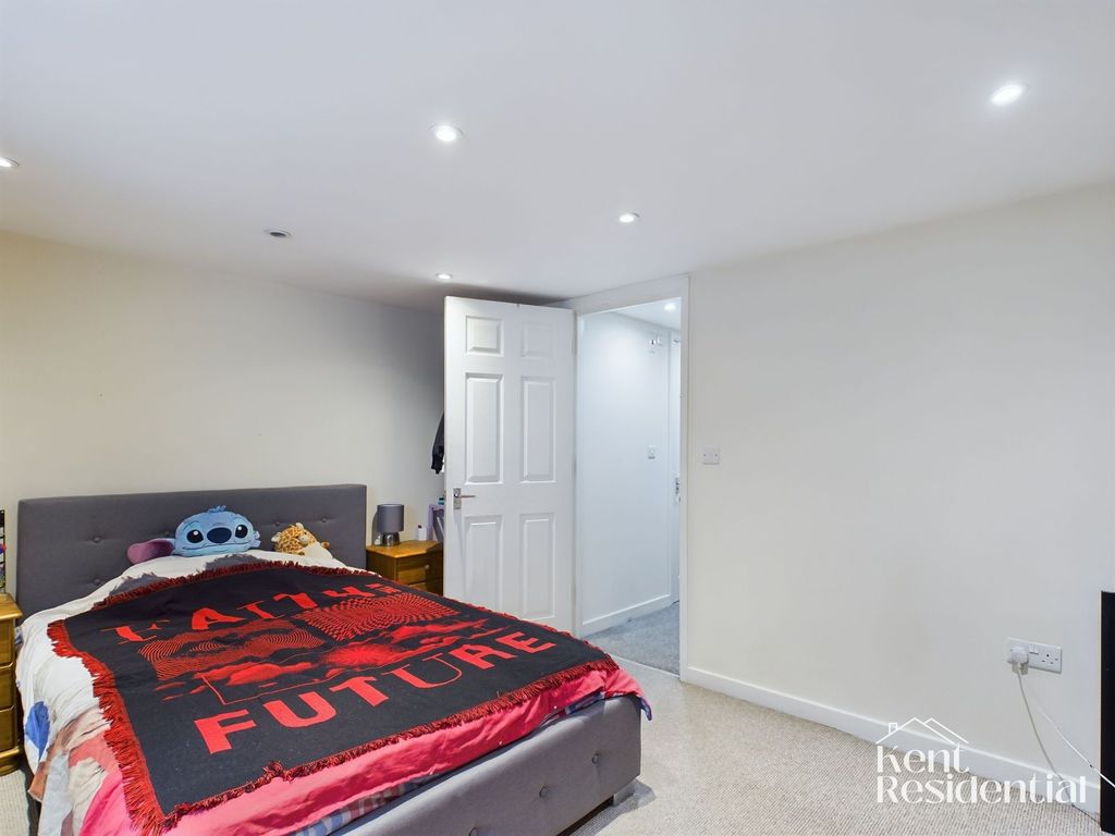 Property photo 3 of 5 Bedroom
