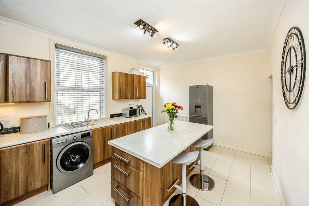 Property photo 3 of 17 Kitchen