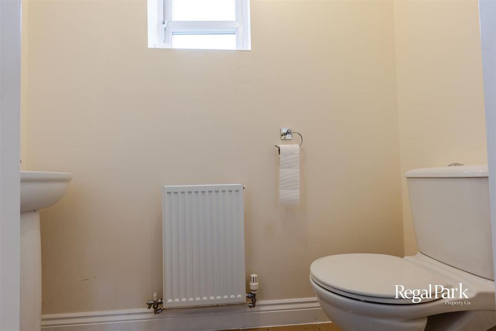 Property photo 3 of 25 Cloakroom