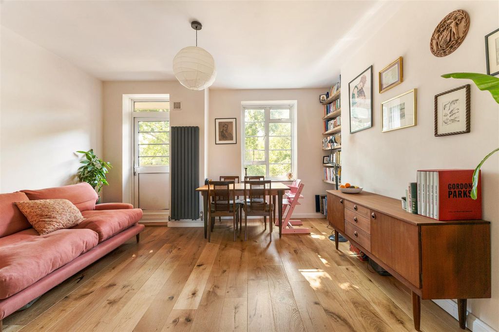 Property photo 1 of 16 Loddiges Road, E9
