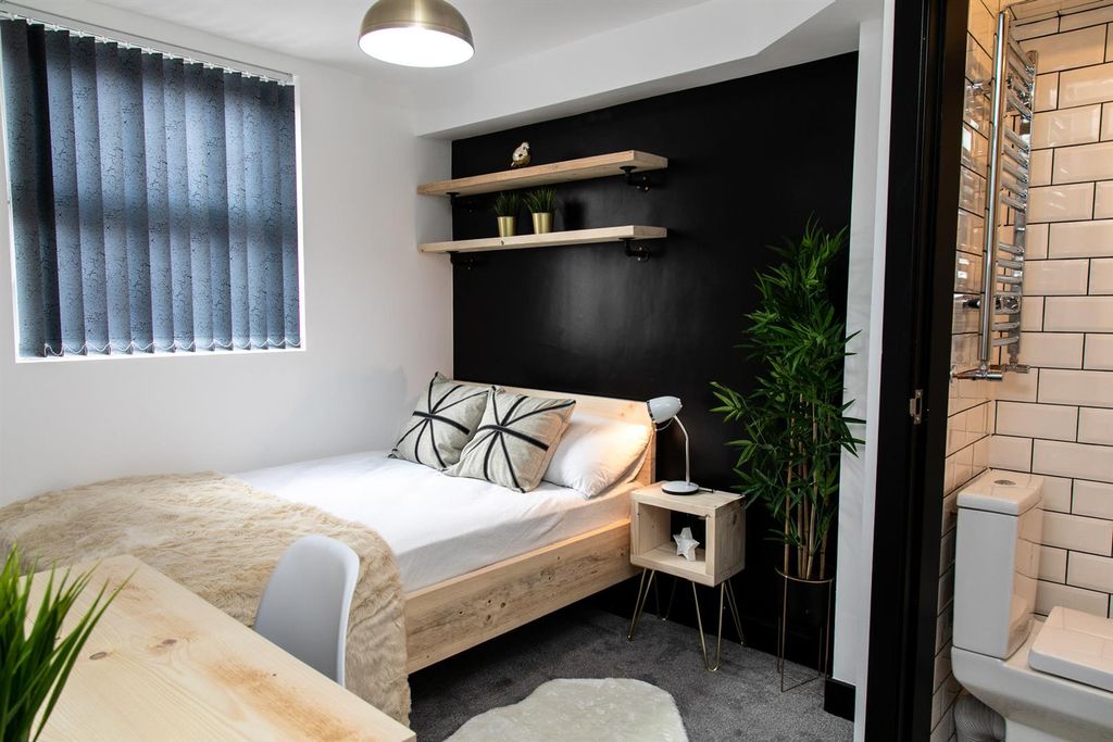 Property photo 1 of 7 46 Dean St Lr-22.Jpg