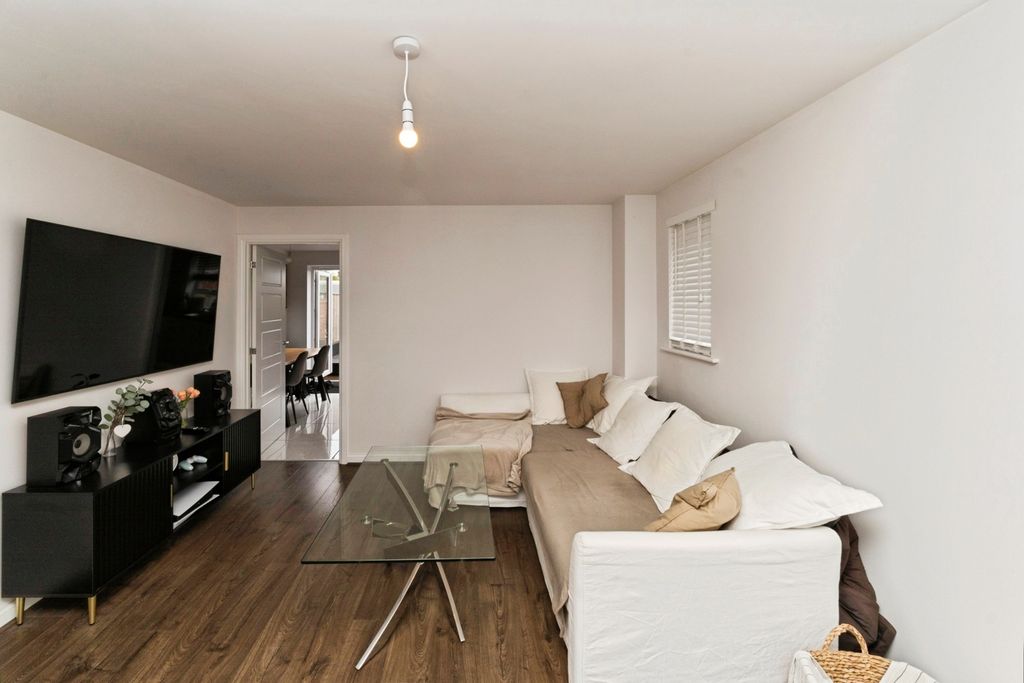Property photo 2 of 17 Pbox-Img.Jpg