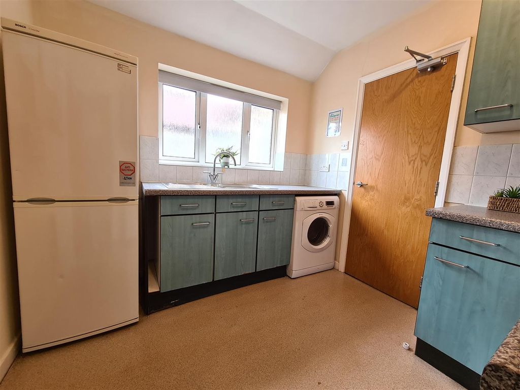 Property photo 3 of 13 Kitchen (B) 404B Milton Rd.Jpg