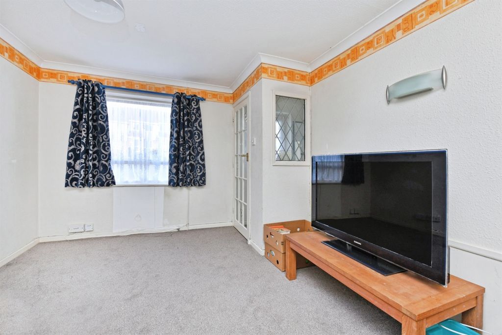 Property photo 3 of 17 Lounge
