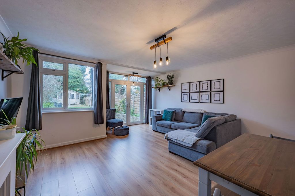 Property photo 2 of 28