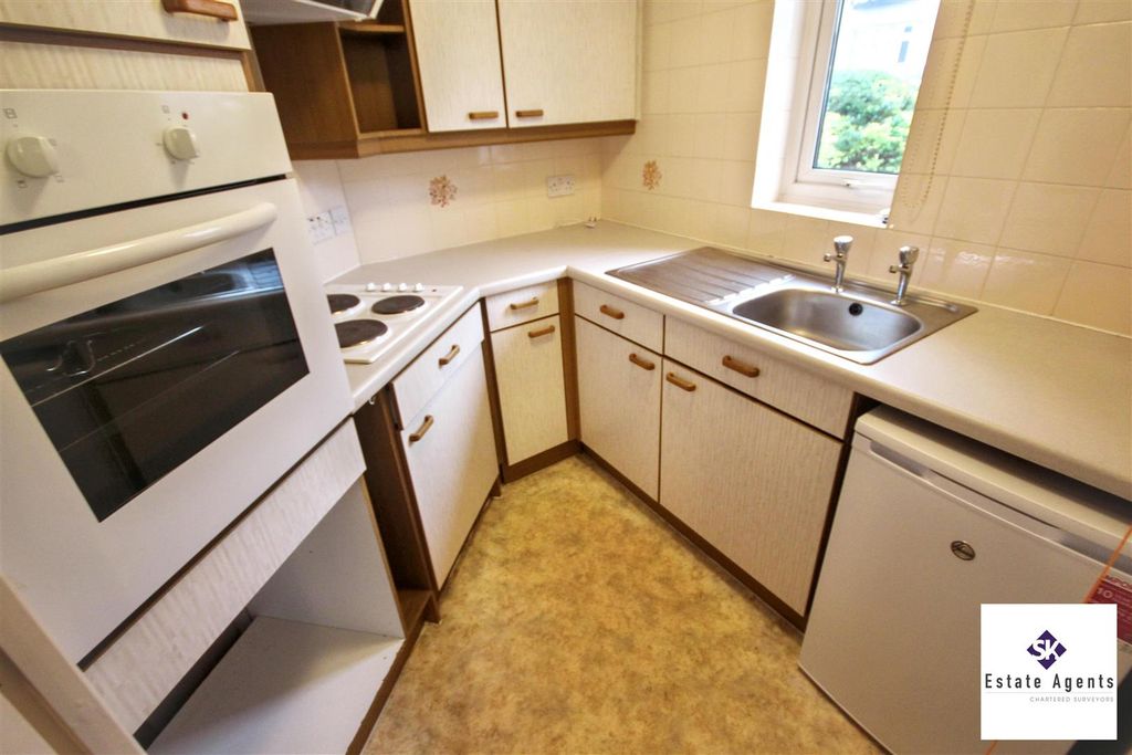 Property photo 3 of 9 Kitchen