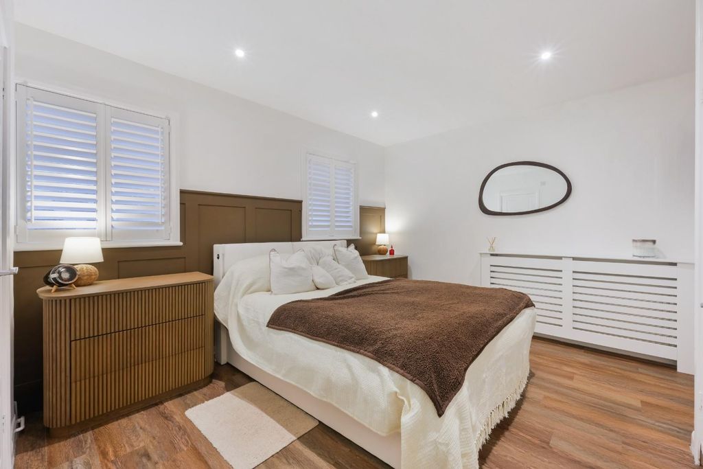 Property photo 3 of 14 Reigate Road