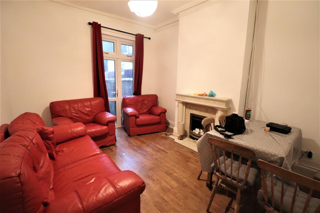 Property photo 1 of 17 Lounge
