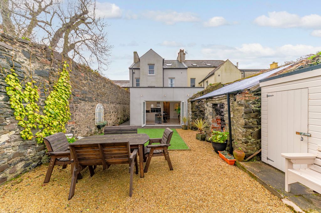 Property photo 1 of 68 111