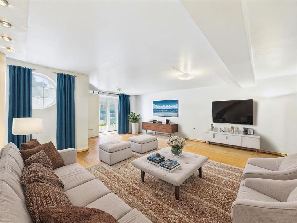Property photo 1 of 8 Cam02664G0-Pr0102-Still002 - Living Room - Standar