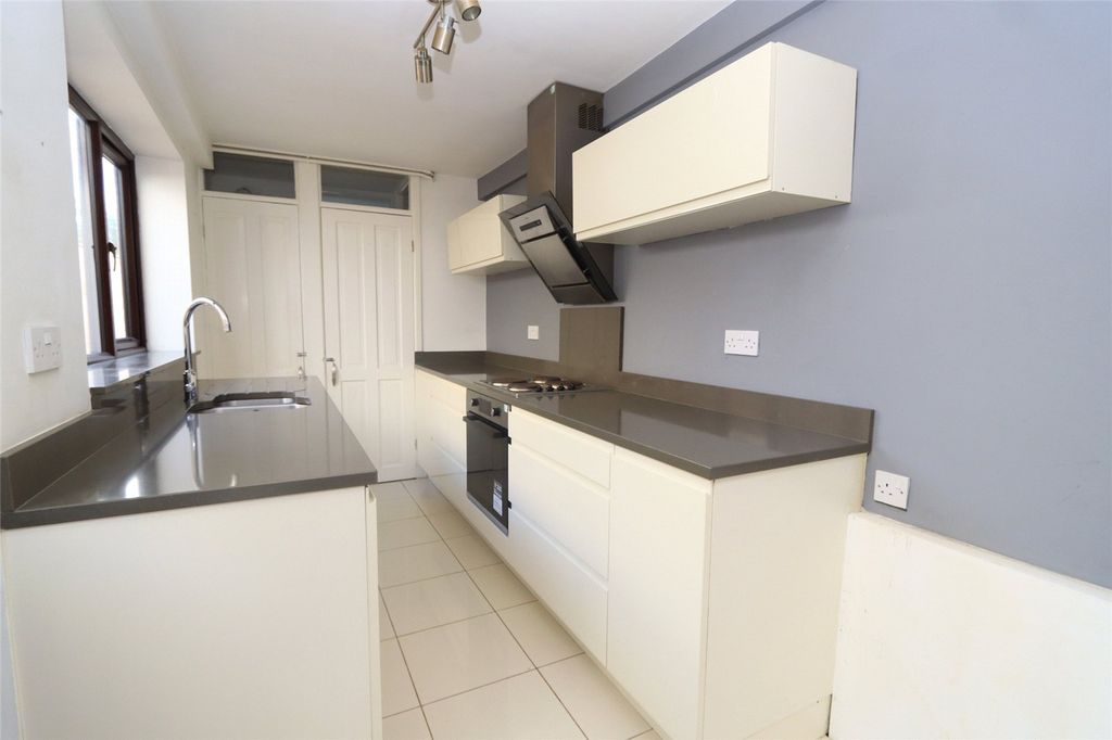 Property photo 2 of 11 Kitchen