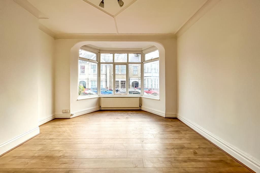 Property photo 3 of 12 Lounge