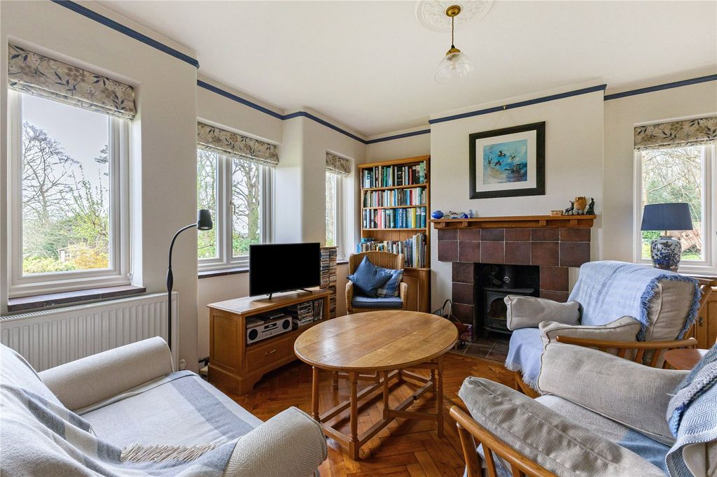 Property photo 3 of 23 Sitting