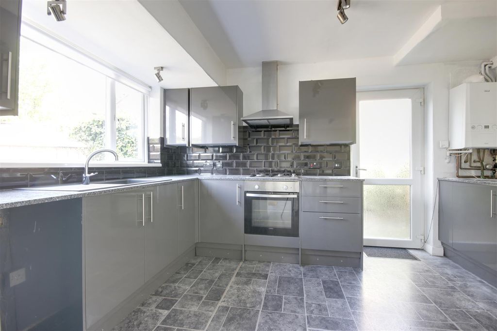 Property photo 3 of 14 Kitchen