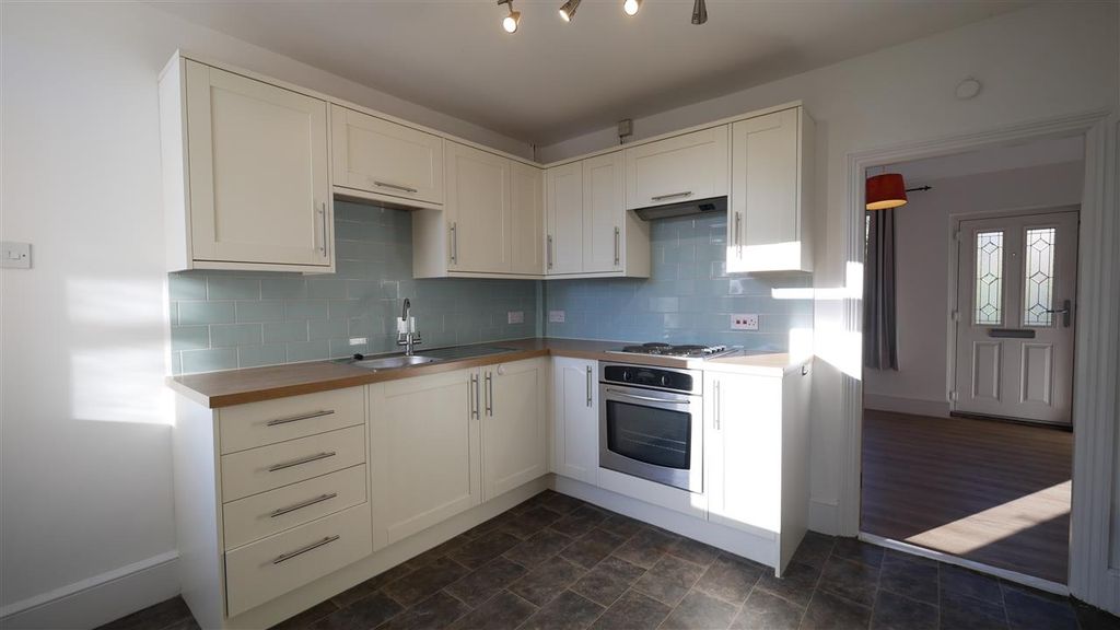 Property photo 3 of 9 Kitchen