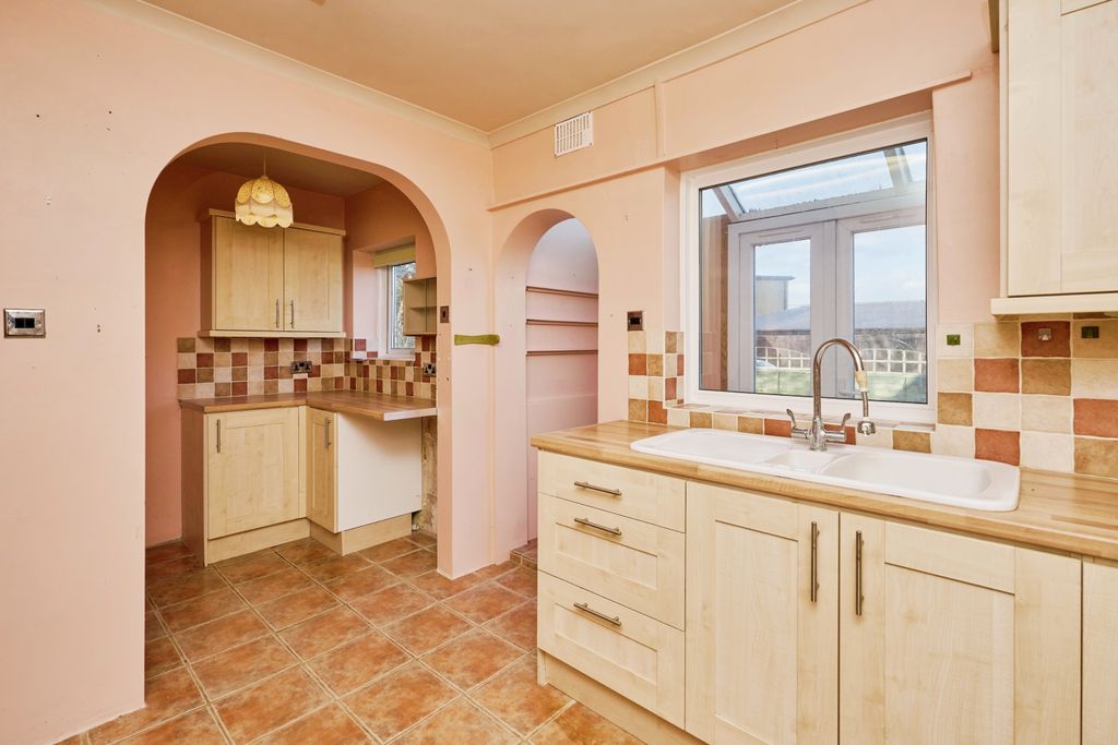 Property photo 3 of 19 Kitchen