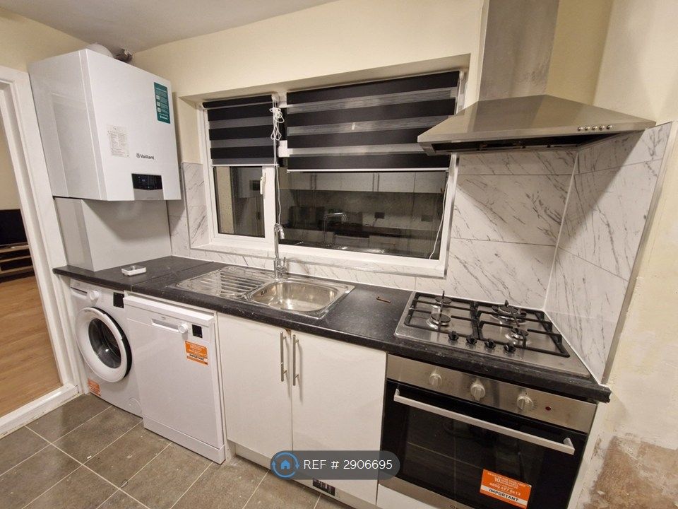 Property photo 3 of 14 Kitchen