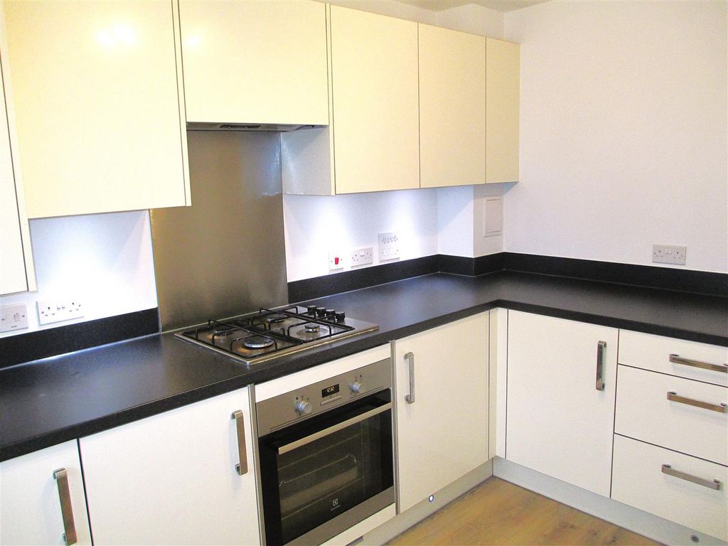 Property photo 3 of 10 Kitchen 2.Jpg