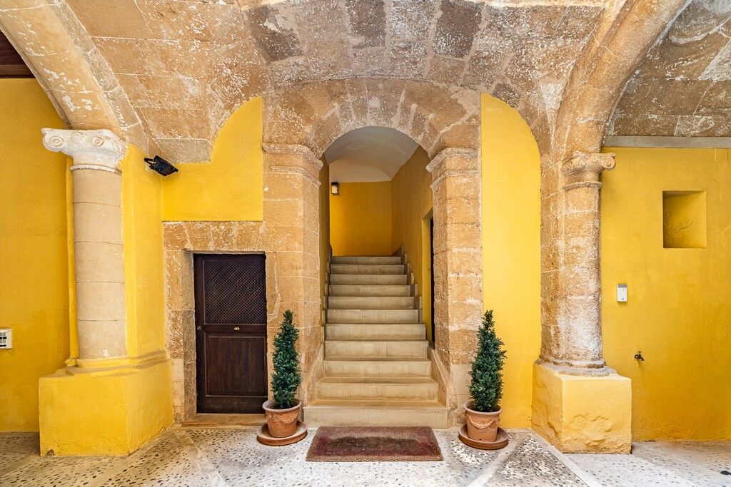Property photo 2 of 20 Building Entrance (1)