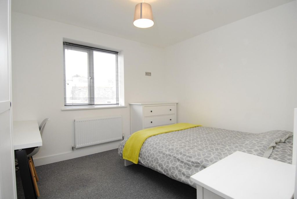 Property photo 3 of 5 Belgravemanorf10R2002.Jpg