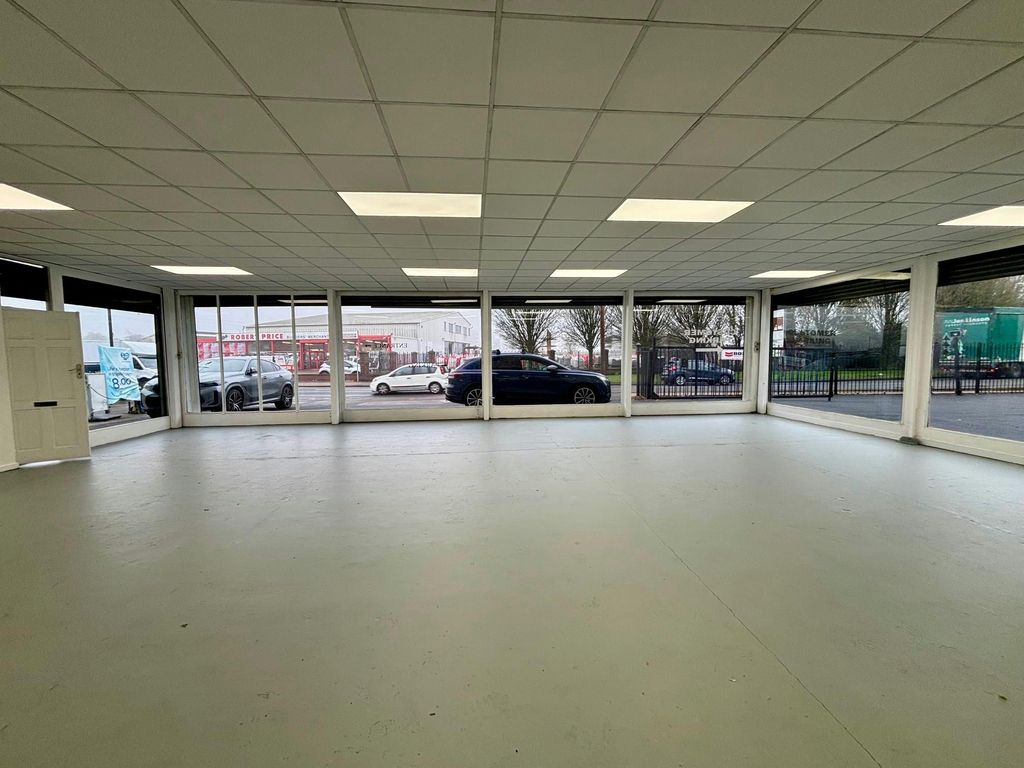 Property photo 1 of 4 Showroom Barry 03.Jpg
