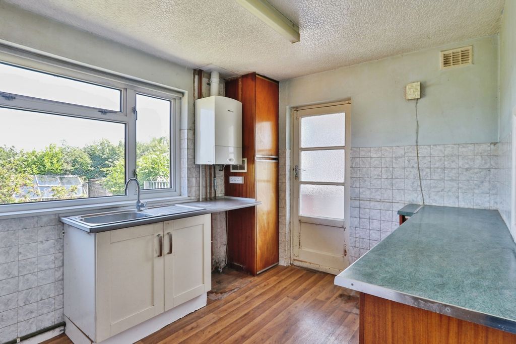 Property photo 3 of 17 Kitchen