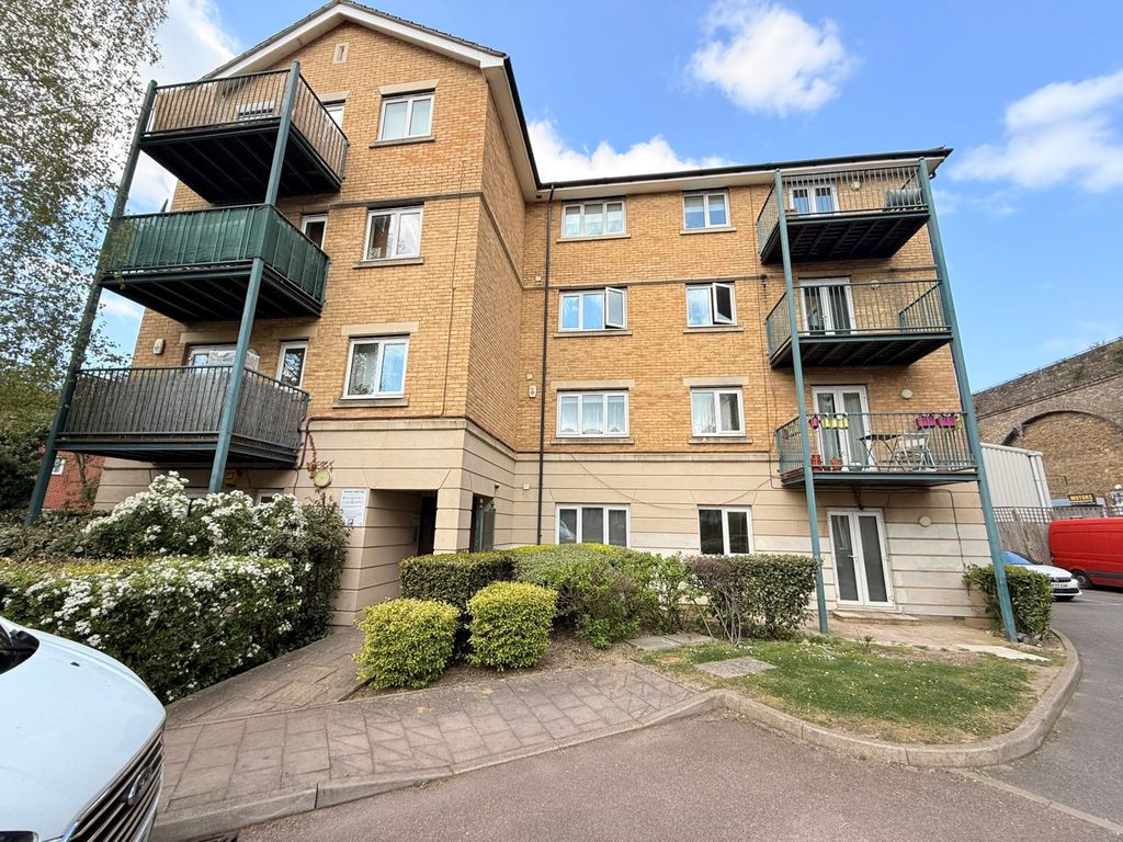 Property photo 1 of 24 Newly Renovated Three-Bedroom Ground Floor Flat
