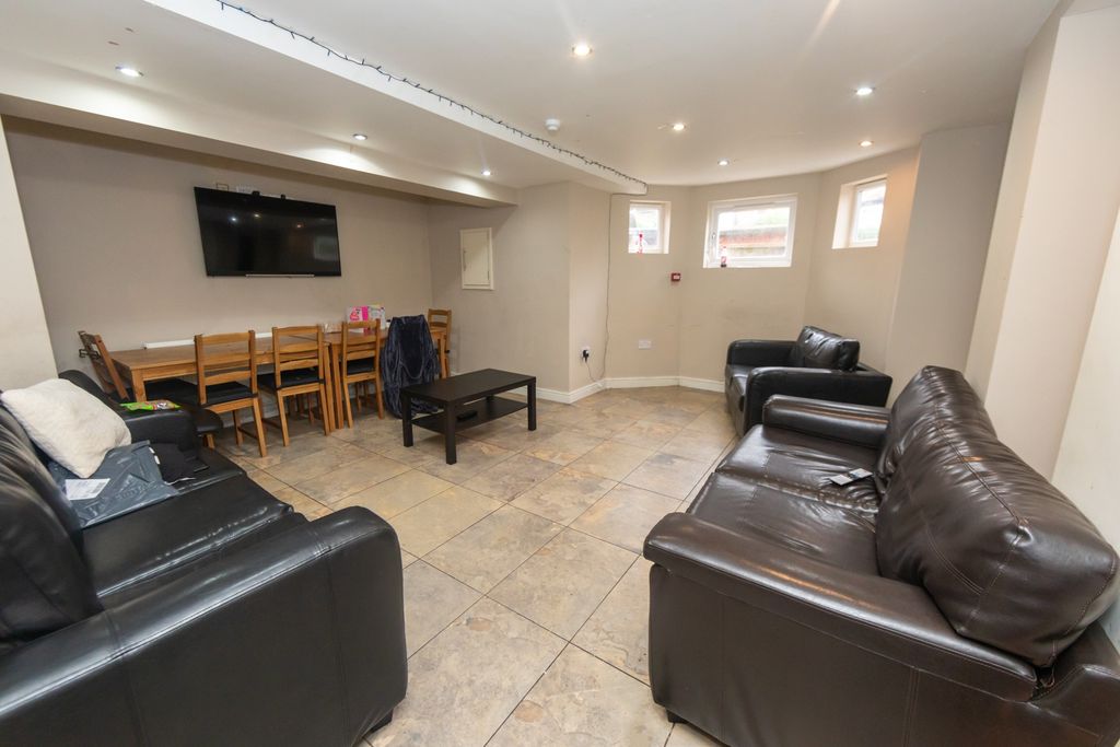 Property photo 2 of 8 Spacious And Well-Lit Contemporary Living Room Fea...