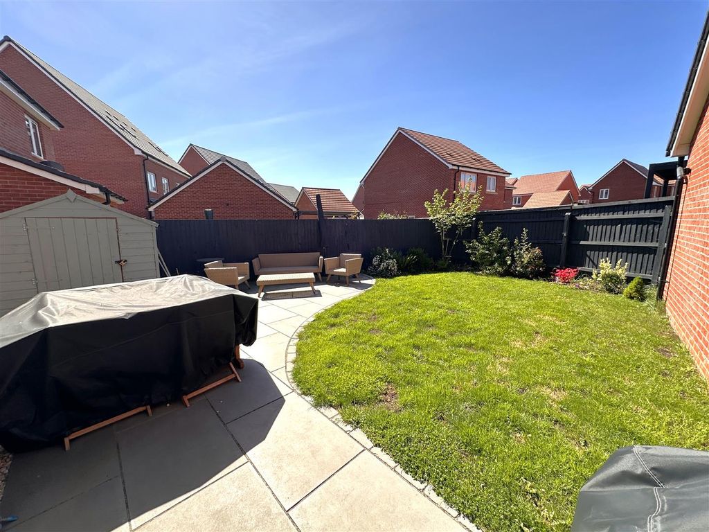 Property photo 3 of 21 Lovely Landscaped Garden 282