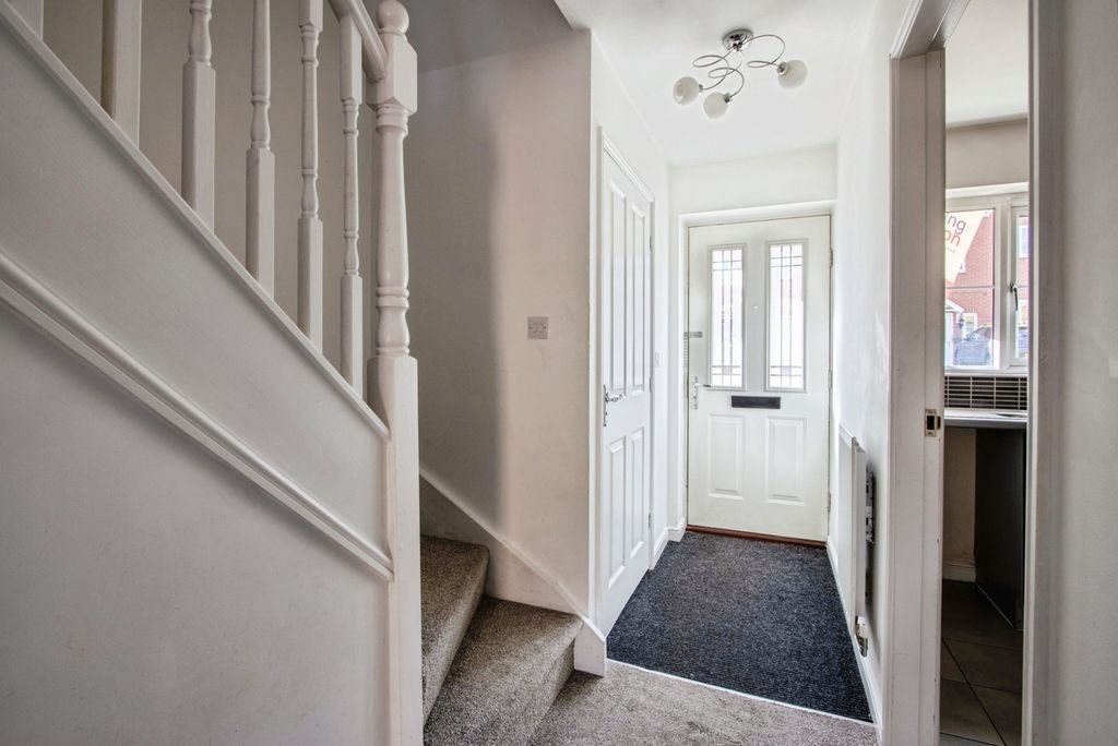 Property photo 2 of 16 Entrance Hall