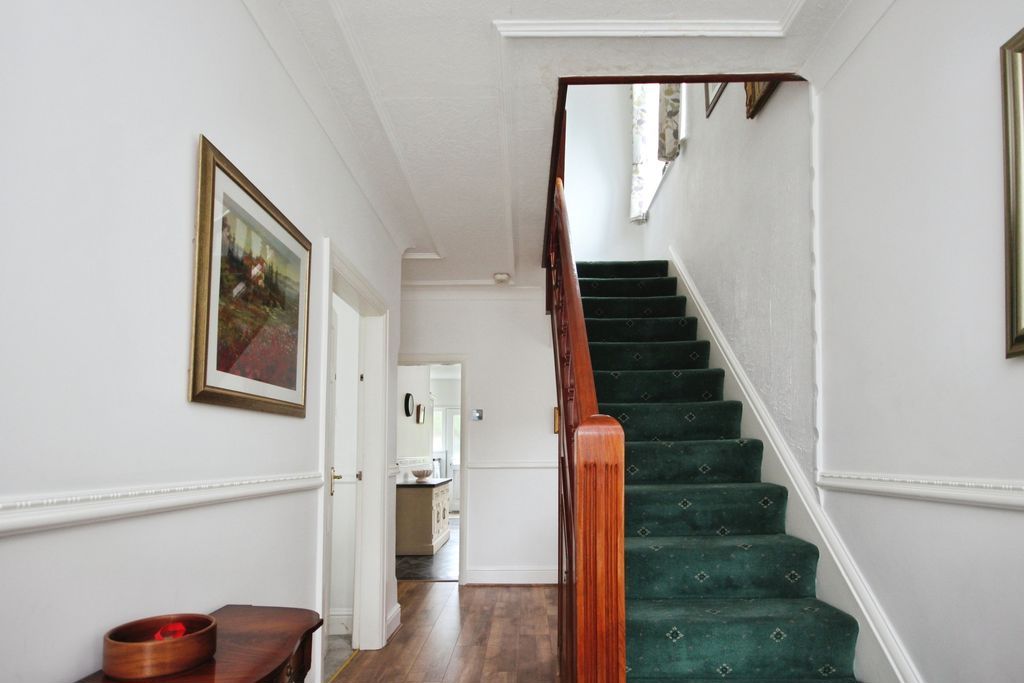 Property photo 2 of 18 Hallway