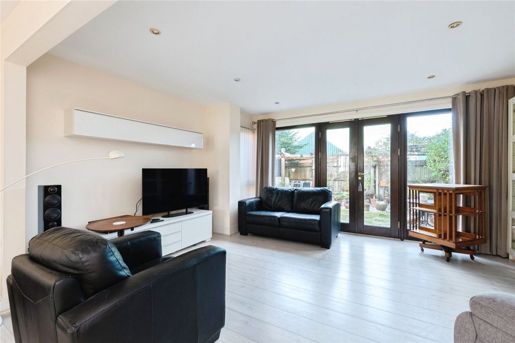 Property photo 2 of 32 Picture No. 01