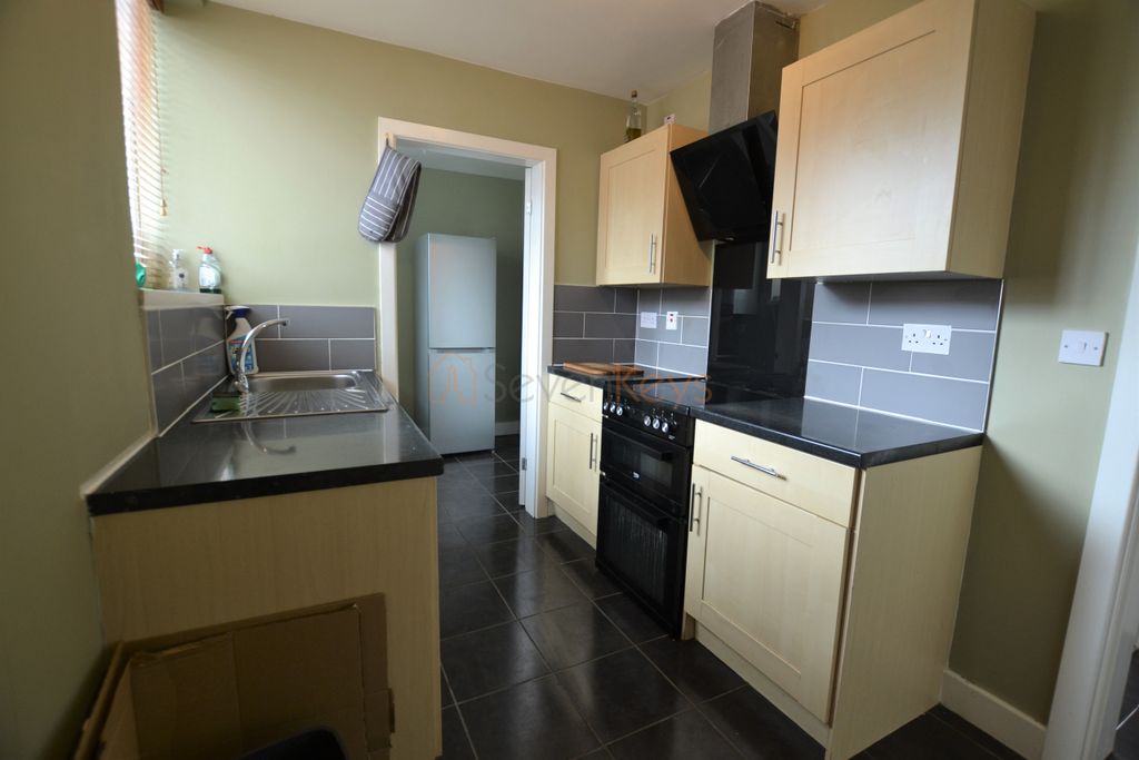 Property photo 1 of 8 Kitchen