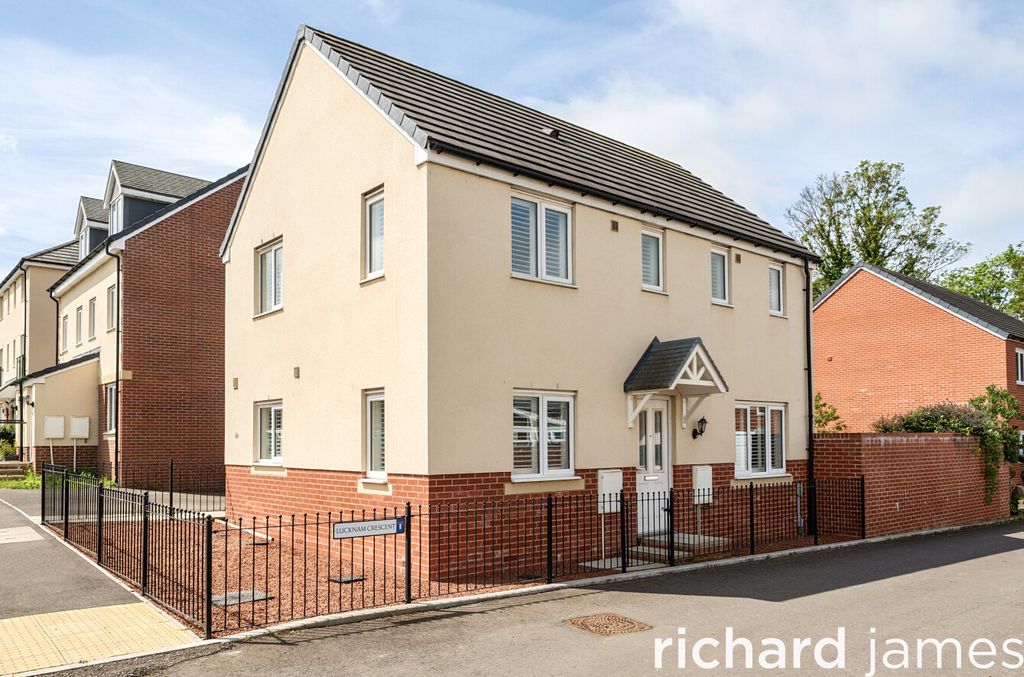Property photo 1 of 19 15649562E4744c449Ad535d1E2Ec8Ff8