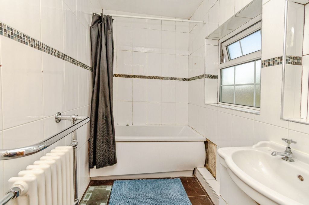 Property photo 3 of 19 Bathroom