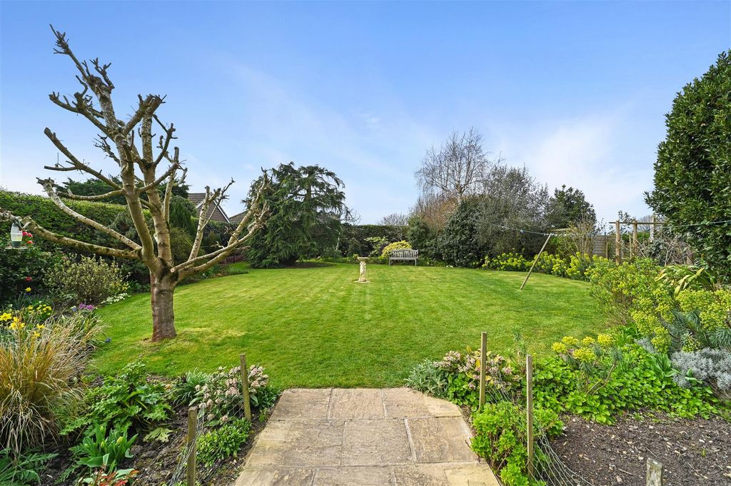 Property photo 3 of 18 Garden