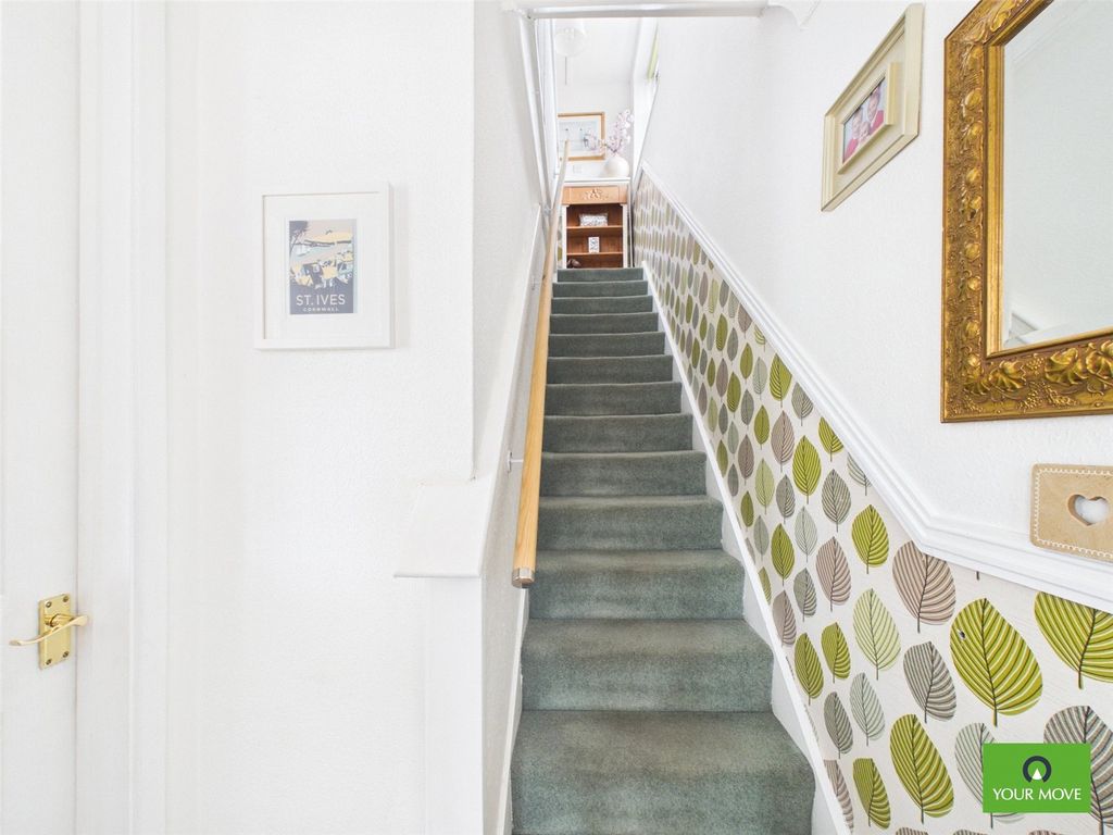 Property photo 2 of 17 Hallway
