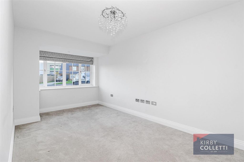 Property photo 2 of 18 Lounge