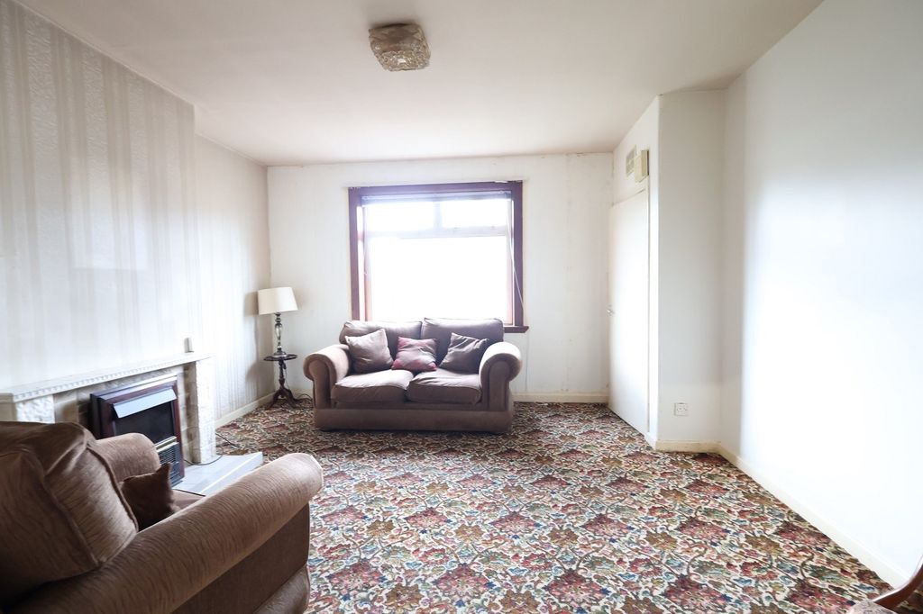 Property photo 3 of 12 Lounge Additional