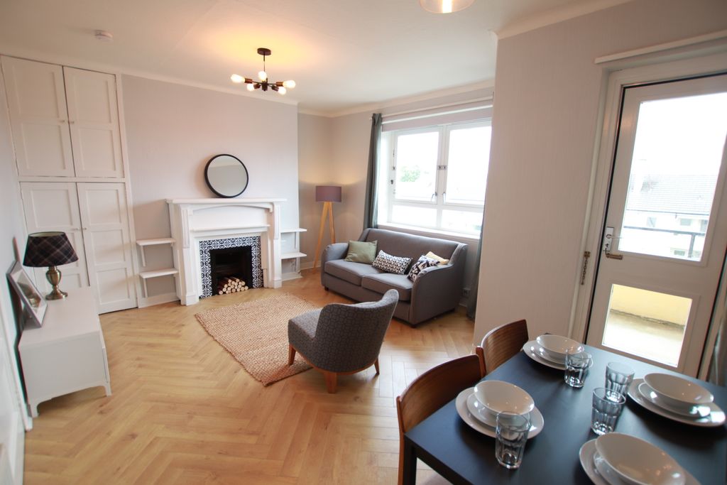 Property photo 2 of 16 Lounge