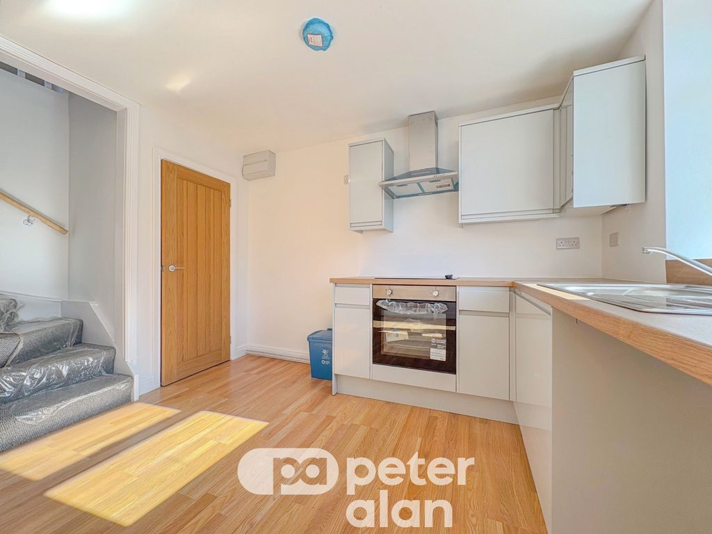 Property photo 3 of 11 Kitchen