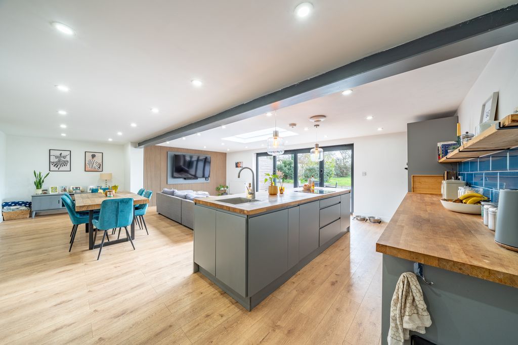 Property photo 2 of 17 Photo 4