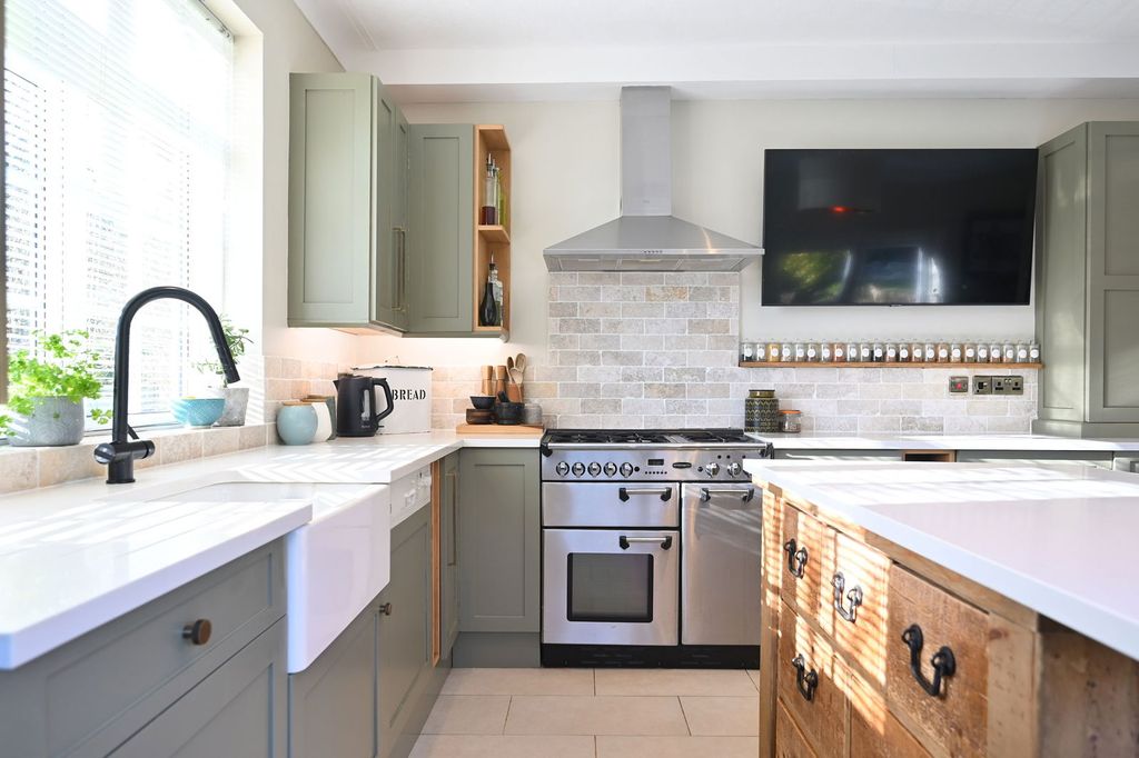 Property photo 3 of 27