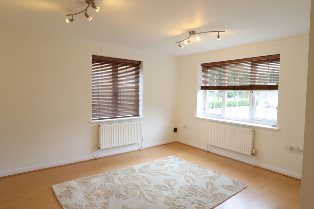 Property photo 2 of 7 18 Moss Lounge