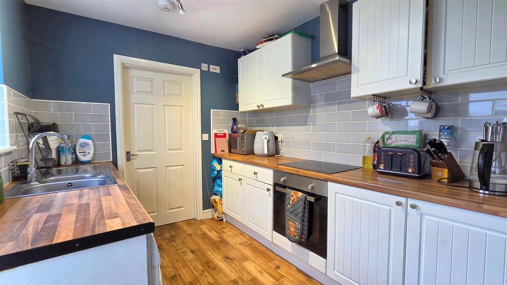 Property photo 2 of 11 Kitchen